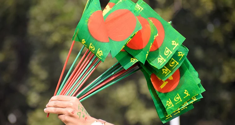 জাতীয় পতাকার মর্যাদাপূর্ণ অবসর যেভাবে করবেন