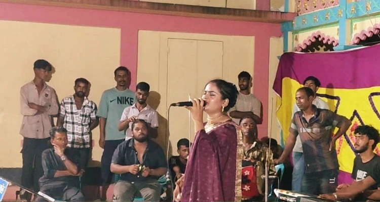 মব উপেক্ষা করে দিরাইয়ে বসল বাউল গানের আসর, গাইলেন নারী শিল্পীরাও