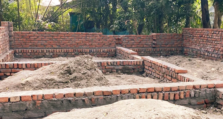 থমকে আছে বীরনিবাস নির্মাণ: মুক্তিযোদ্ধার ঠাঁই পরের বারান্দায়