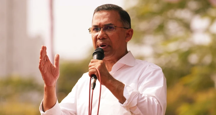 দাকোপ থেকে মোংলার পথে প্রধানমন্ত্রী