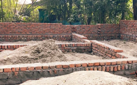থমকে আছে বীরনিবাস নির্মাণ: মুক্তিযোদ্ধার ঠাঁই পরের বারান্দায়